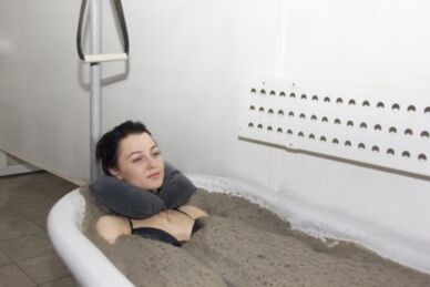 Les bains de boue dans un sanatorium médical soulageront l'inflammation et accéléreront la régénération des tissus en cas d'ostéochondrose thoracique. 