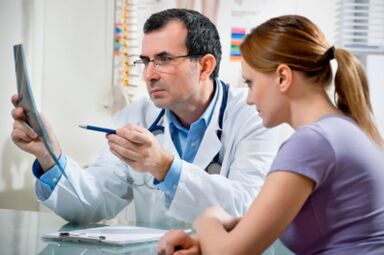 Si les premiers signes d'ostéochondrose de la région thoracique apparaissent, il est recommandé de consulter immédiatement un médecin. 