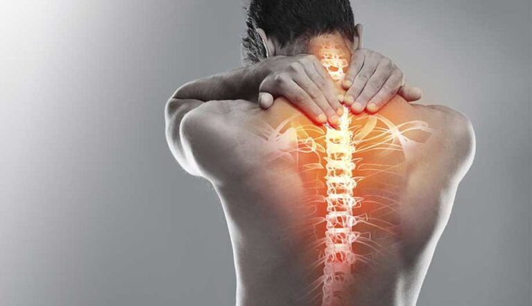 Douleurs sévères au milieu du dos, signe de lésion de la colonne vertébrale