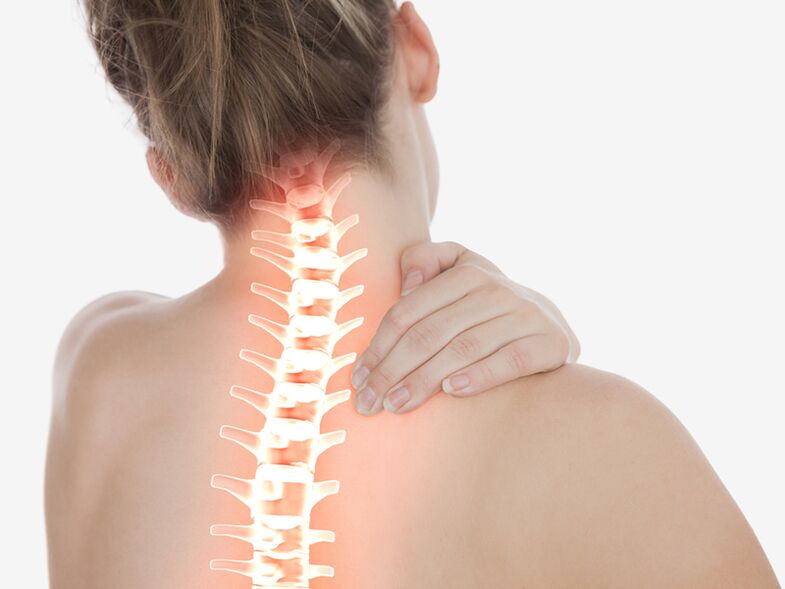 L'ostéochondrose cervicale se manifeste par une douleur sourde ou aiguë.