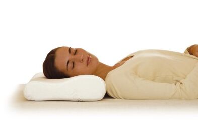 Il est utile pour les patients atteints d'ostéochondrose cervicale de dormir sur un oreiller orthopédique.