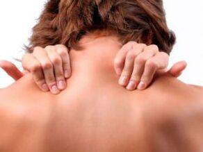 Douleur au cou chez une femme.