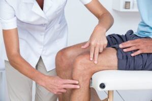 Examen physique du genou pour diagnostiquer l'arthrose. 