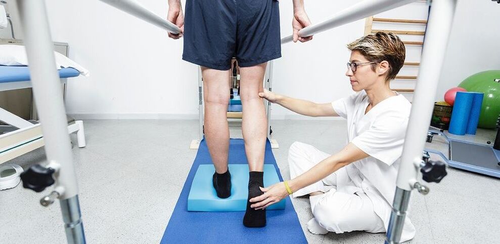 Physiothérapeute instruisant un patient souffrant d'arthrose du genou
